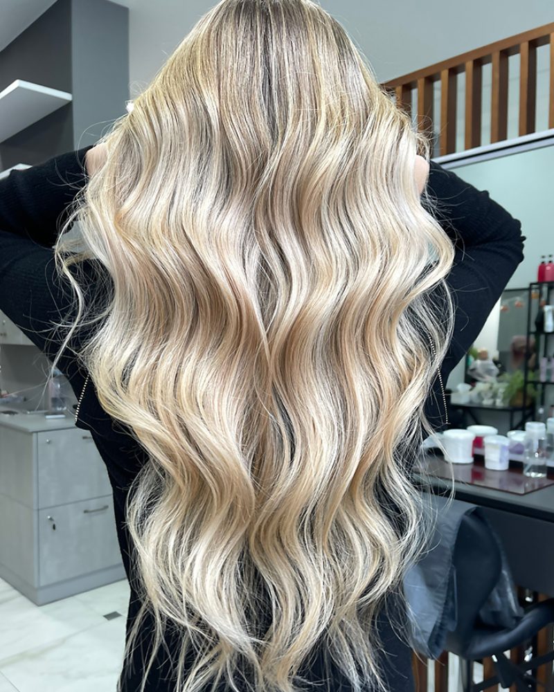 Vibrant blondes, honey, or "sun-kissed" tones with natural, high-shine transitions.